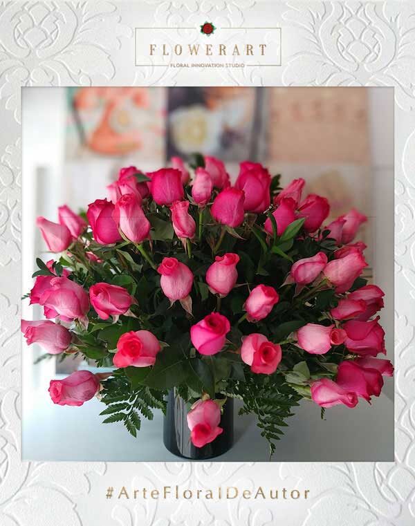 arreglo floral en rosas fucsia