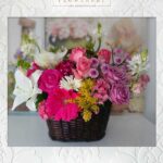 canasta en rosas, lirios, estrellas de belen y flores surtidas