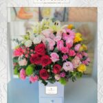caja en rosas, lirios, gerberas y flores surtidas